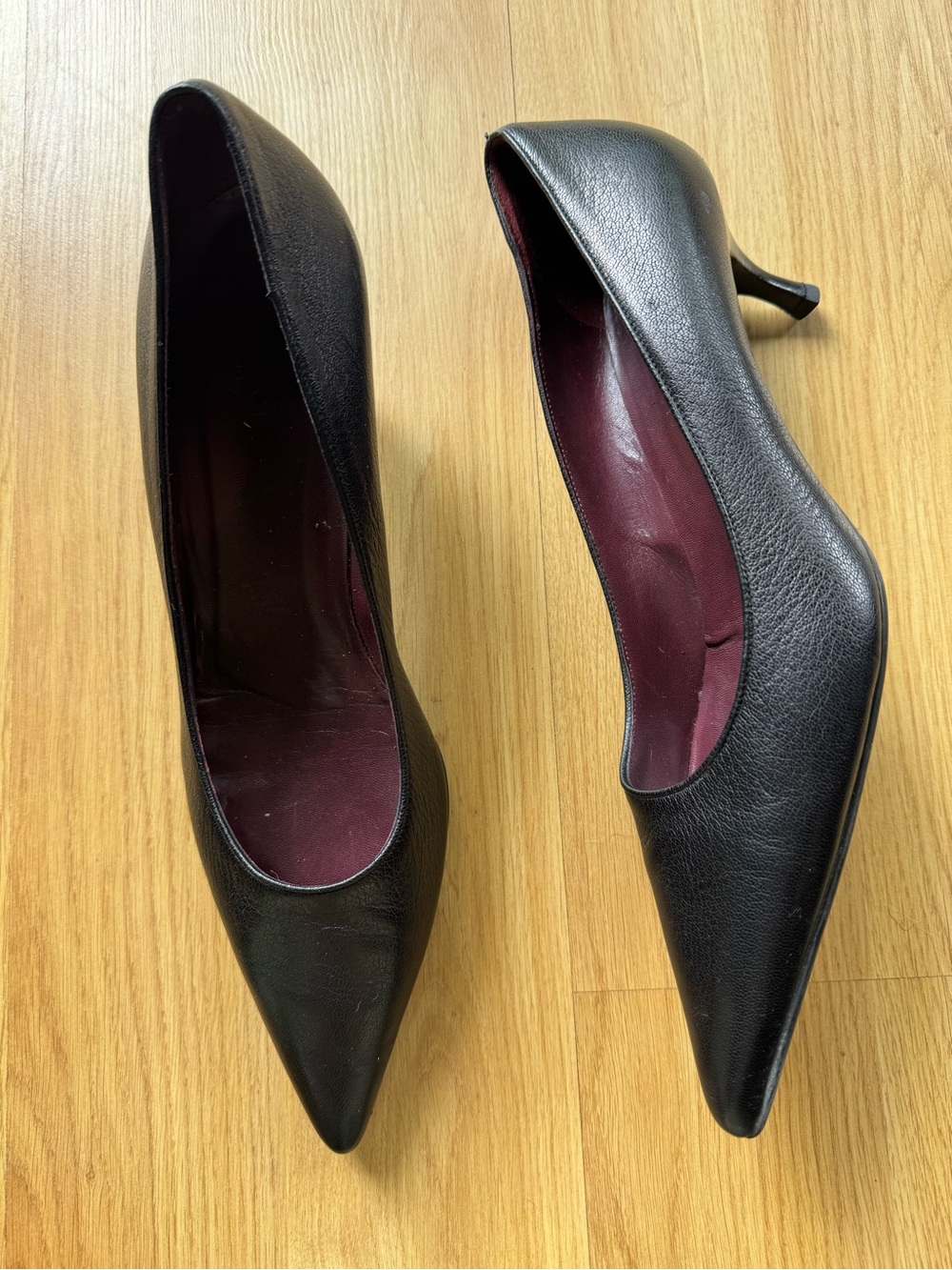 Gucci Size 10 B Black Leather Pointed-Toe Pumps Kitten Heels Burgundy Lining